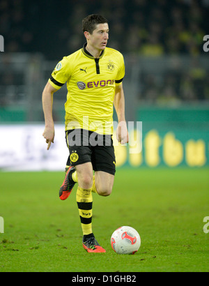 Dortmunds Robert Lewandowski spielt den Ball in den DFB-Pokal Runde von sechzehn Match zwischen Borussia Dortmund und Hannover 96 am Signal Iduna Park in Dortmund, Dortmund, 19. Dezember 2012. Foto: Bernd Thissen Stockfoto