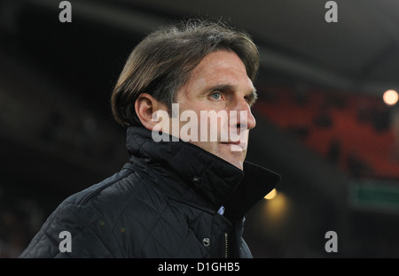 Stuttgarts Trainer Bruno Labbadia Sen vor den DFB-Pokal-Runde 16 Spiel zwischen VfB Stuttgart und 1. FC Köln in der Mercedes-Benz Arena in Stuttgart, Deutschland, 19. Dezember 2012. Foto: Jan-Philipp Strobel Stockfoto