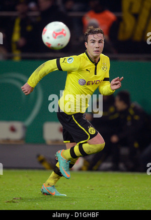 Dortmunds Mario Goetze spielt den Ball in den DFB-Pokal Runde von sechzehn Match zwischen Borussia Dortmund und Hannover 96 am Signal Iduna Park in Dortmund, Dortmund, 19. Dezember 2012. Foto: Bernd Thissen Stockfoto