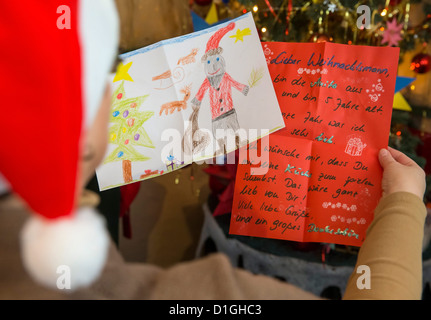 Santa Claus liest Buchstaben in das Weihnachtspostamt Himmelsberg, Deutschland, 19. Dezember 2012. Jedes Jahr die Post Antworten auf Briefe und Wich Listen von Kindern während der Weihnachtszeit. Foto: MICHAEL REICHEL Stockfoto