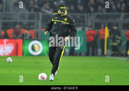 Dortmunder Juergen Klopp spielt den Ball vor dem DFB-Pokal Runde von sechzehn Match zwischen Borussia Dortmund und Hannover 96 am Signal Iduna Park in Dortmund, Dortmund, 19. Dezember 2012. Foto: Revierfoto Stockfoto