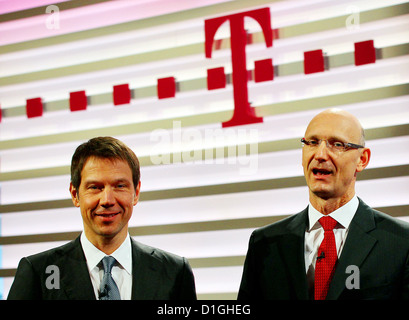 Deutsche Telekom-CEO René Obermann (L) und CFO Timotheus Hoettges (R) kommen für den Telekommunikationskonzern Bilanz-Pressekonferenz in Bonn, Deutschland, 25. Februar 2011. Foto: OLIVER BERG Stockfoto