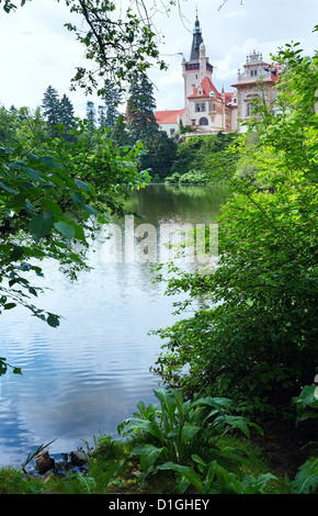 Schloss Pruhonice Sommer Blick auf den Park mit See in Prag, Tschechien. Wurde im 12. Jahrhundert gegründet. Stockfoto