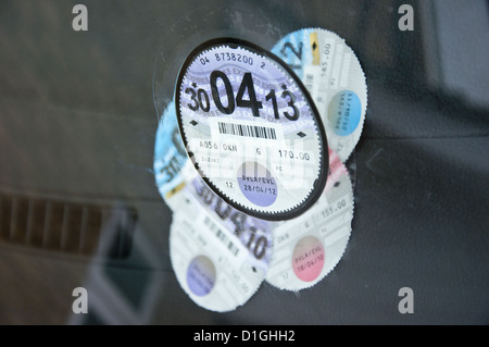 DVLA Scheiben "Fahrzeug Verbrauchsteuer" Kfz-Steuer Steuer-CD im Auto Windschutzscheibe Stockfoto