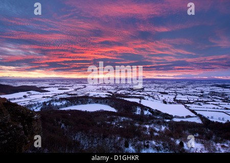 Feurigen Sonnenuntergang über dem Schnee bedeckt, Gormire See, North Yorkshire, Yorkshire, England, Vereinigtes Königreich, Europa Stockfoto