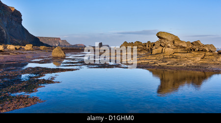 Felsformationen an der gegen Bucht, mit schwarzen Nab und gegen Nab in der Ferne, North Yorkshire, Yorkshire, England Stockfoto