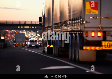 LKW an stark befahrenen Autobahn Stockfoto