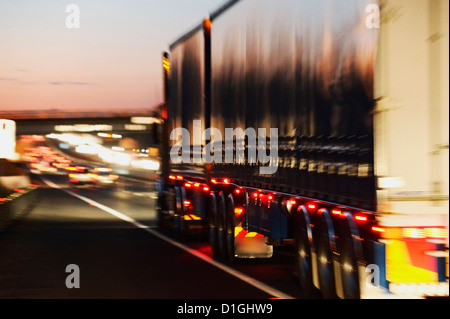 LKW an stark befahrenen Autobahn Stockfoto