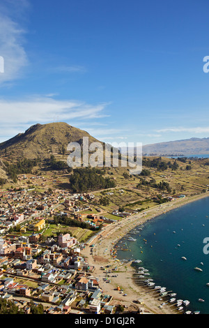 Blick auf Copacabana und Titicaca-See aus Cerro Calvario, Copacabana, La Paz Department, Bolivien, Südamerika Stockfoto