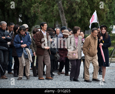 Eine weibliche Reiseleiterin führt eine Touristengruppe zu Tofuku-ji, Kyoto, Japan, einem berühmten und beliebten Ort für Herbstlaub, oder „koyo“ Stockfoto