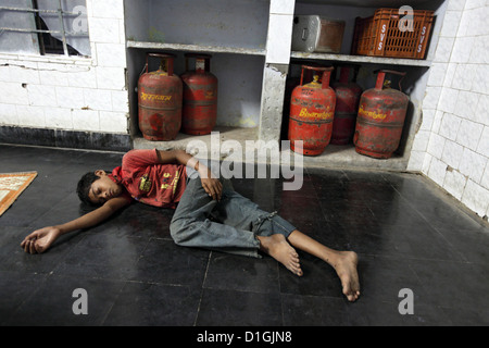 Vijayawada, Indien, schläft ein Straßenkind in einer Nacht Unterschlupf auf dem Boden Stockfoto