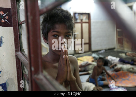 Vijayawada, Indien, ein Straßenkind in einem Nacht-Tierheim Stockfoto