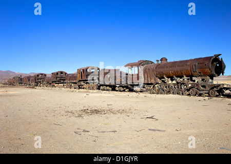 Rosten alte Dampflokomotiven auf dem Zug Friedhof (Zug Friedhof), südwestlich, Uyuni, Bolivien, Südamerika Stockfoto