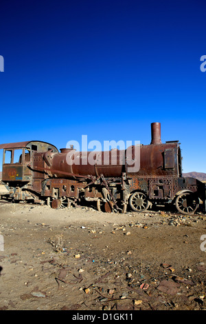 Rostigen alten Dampflok auf dem Zug Friedhof (Zug Friedhof), südwestlich, Uyuni, Bolivien, Südamerika Stockfoto