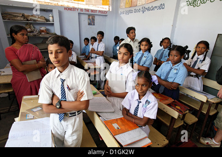 Vijayawada, Indien, eine Schulklasse im Unterricht mit dem Lehrer Stockfoto