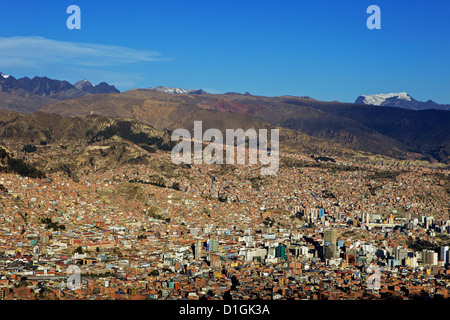 Blick über La Paz Stadt mit Mount Illimani im Hintergrund, Bolivien, Südamerika Stockfoto