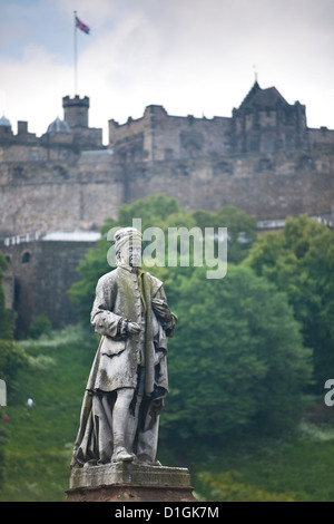 Statue von Allan Ramsay mit Edinburgh Castle in Ferne, Edinburgh, Schottland, Vereinigtes Königreich, Europa Stockfoto