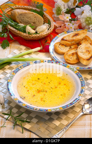 Knoblauchsuppe mit croutons Stockfoto