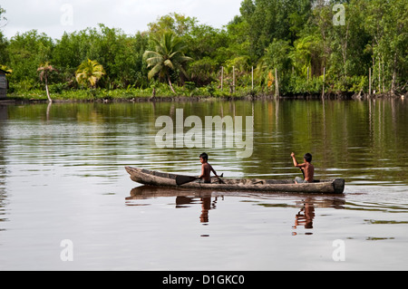 Indianische jungen paddeln Einbaum-Kanu, Maharuma, Guyana, Südamerika Stockfoto