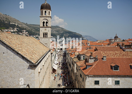 Blick auf den Stradun, die Hauptstraße innerhalb der ummauerten Stadt Dubrovnik, UNESCO-Weltkulturerbe, Kroatien, Europa Stockfoto