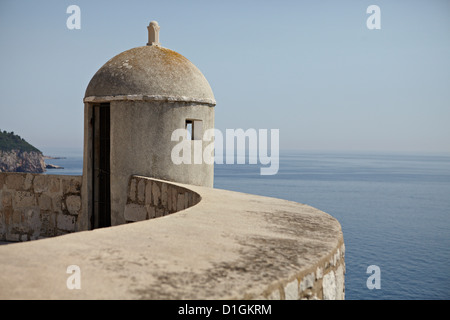 Eine Suche Post Festung mit Blick auf die Adria, auf der Stadtmauer, Dubrovnik, Kroatien, Europa Stockfoto