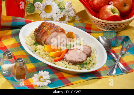 Gebackener Schinken mit Apfel Stockfoto