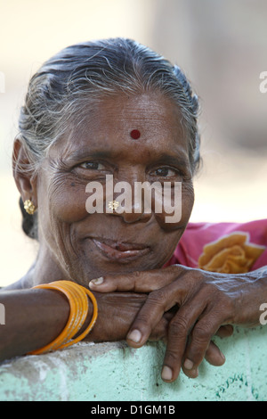 Alikuppam, Indien, das Porträt einer lächelnden ältere Frau Stockfoto