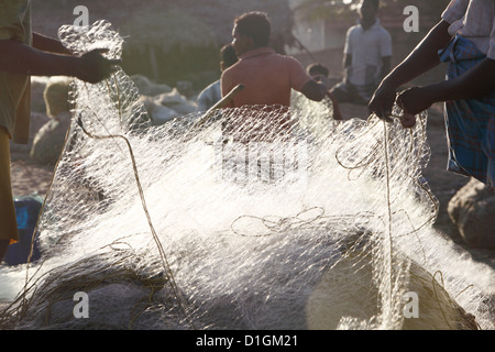 Alikuppam, Indien, Fischer am Strand Stockfoto