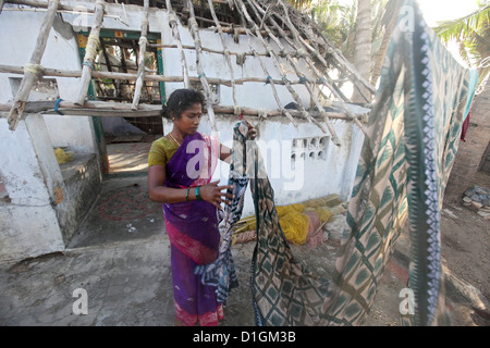 Kokilamedu, Indien, eine Frau hängt Wäsche vor ihrem zerstörten Haus Stockfoto