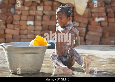 Kokilamedu, Indien, wäscht ein Kind sich auf der Straße Stockfoto