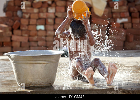 Kokilamedu, Indien, wäscht ein Kind sich auf der Straße Stockfoto