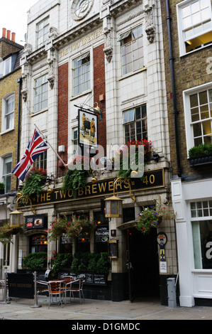 Die beiden Brauer ist ein Taylor Walker Pub in der Nähe von Seven Dials mitten im Londoner West End. Stockfoto