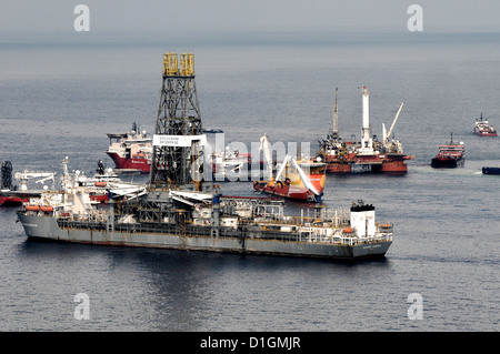 Luftaufnahme von Transocean Bohrschiff Discoverer Enterprise versucht, das Öl-Leck mit Spitze tötet auf der Deepwater Horizon-Katastrophe-Website 26. Mai 2010 im Golf von Mexiko zu stoppen. Die beschädigten Deepwater Horizon ist im Hintergrund. Stockfoto