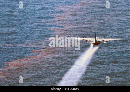 Ein US Luftwaffe c-130 Hercules Tropfen Öl Dispergieren Chemikalien über einer Ölpest als Bestandteil der Deepwater Horizon Antwort 5. Mai 2010 im Golf von Mexiko. Stockfoto