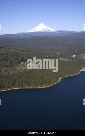 Luftaufnahme von Schnee bedeckt Mount Hood ein Stratovulkan in der Kaskadenkette im nördlichen Oregon 24. Februar 2005. Stockfoto