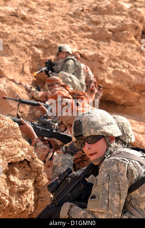 Ein Oregon National Guard Soldaten und Soldaten der königlichen Armee von OmanÕs Western Frontier Regiment an der Rubkut Trainingsbereich 24. Januar 2010 in Oman. Stockfoto