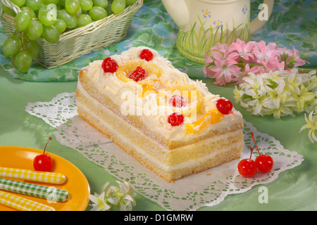 Vanille-Kuchen mit Kokos-Creme Stockfoto