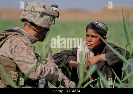 Ein US-Marine spricht mit einem lokalen afghanischen jungen über die Gegend 24. April 2012 in Trek Nawa, Afghanistan. Stockfoto