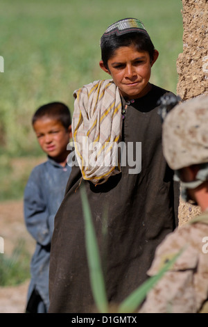 Afghanische Kinder sehen eine Marine Sicherheitspatrouille 24. April 2012 in Trek Nawa, Afghanistan. Stockfoto