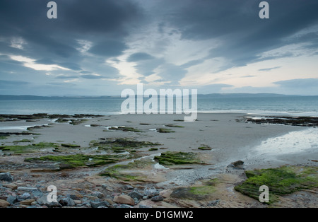 Dämmerung über Nairn Strand Stockfoto