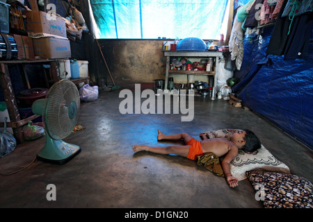 Batticaloa, Sri Lanka, ein schlafendes Kind vor einem Ventilator Stockfoto