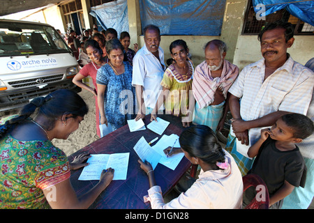 Batticaloa, Sri Lanka, Beihilfe Verteilung an Vertriebene durch die Nächstenliebe Arche nova Stockfoto