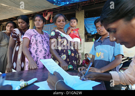 Batticaloa, Sri Lanka, Beihilfe Verteilung an Vertriebene durch die Nächstenliebe Arche nova Stockfoto