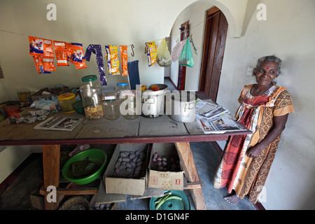 Puliyampathai, Sri Lanka, eine ältere Frau in ihrer eigenen Dorfladen Stockfoto