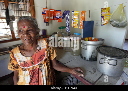 Puliyampathai, Sri Lanka, eine ältere Frau in ihrer eigenen Dorfladen Stockfoto