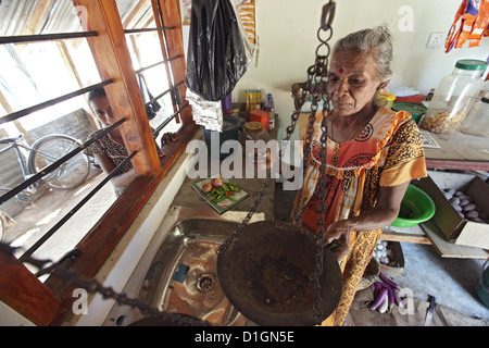Puliyampathai, Sri Lanka, eine ältere Frau in ihrer eigenen Dorfladen Stockfoto