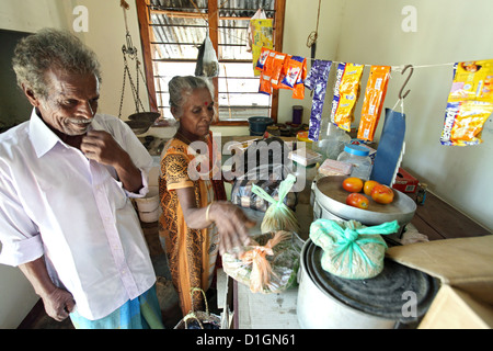 Puliyampathai, Sri Lanka, eine ältere Frau in ihrer eigenen Dorfladen Stockfoto