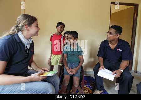 Galle, Sri Lanka, Mitarbeiter von Hilfsorganisationen in einem Interview mit einer maltesischen Familie Stockfoto