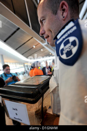 CAPE TOWN, SOUTH AFRICA: Brett Glasby, vom Kap der guten Hoffnung SPCA, hält Jack, die Reisenden Kröte in seinem speziellen Fall für den Transport am 21. Dezember 2012 in Kapstadt, Südafrika. Die asiatischen gemeinsame Kröte sprang in einen Kerzenhalter und aus China nach Südafrika gereist. Jack wird von Kapstadt nach Johannesburg transportiert werden, wo er die Montecasino Vogel Gärten verschoben wird. (Foto von Gallo Images / Foto24 / Jaco Marais) Stockfoto