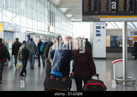 21. Dezember 2012. London Stansted Flughafen, Essex, England. Dies ist vermutlich der British Airways verkehrsreichsten Reisetag der Weihnachtsferien. Passagiere stehen Schlange beim Check-in am Stansted, wie sie ihren Weg in ganz Großbritannien und Europa mit dem Flugzeug. Stockfoto